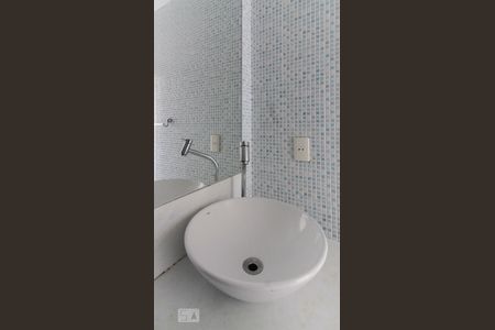 Detalhe do banheiro social de apartamento à venda com 2 quartos, 80m² em Barra da Tijuca, Rio de Janeiro