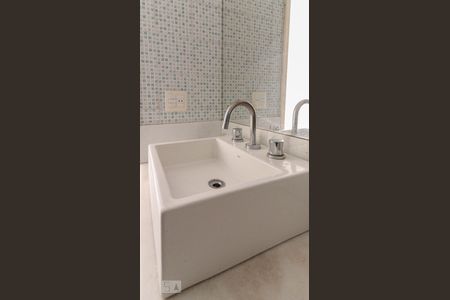 Apartamento para alugar com 80m², 2 quartos e 2 vagasDetalhe do banheiro da suit