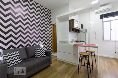 Sala de kitnet/studio para alugar com 1 quarto, 21m² em Laranjeiras, Rio de Janeiro