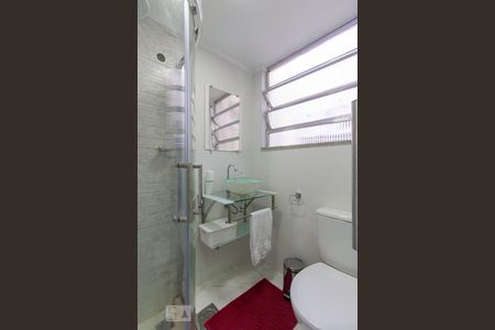 Banheiro de kitnet/studio para alugar com 1 quarto, 21m² em Laranjeiras, Rio de Janeiro