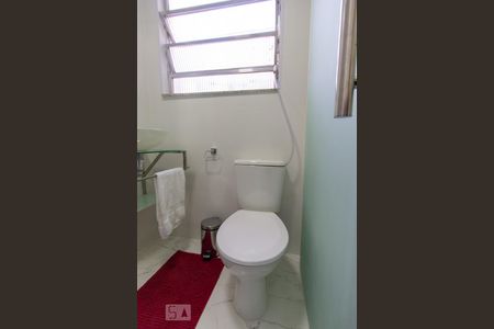 Banheiro de kitnet/studio para alugar com 1 quarto, 21m² em Laranjeiras, Rio de Janeiro
