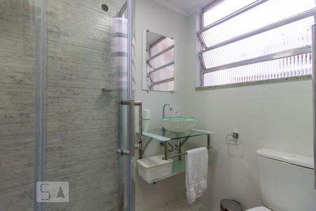 Banheiro de kitnet/studio para alugar com 1 quarto, 21m² em Laranjeiras, Rio de Janeiro
