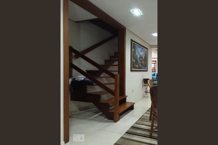 Casa à venda com 350m², 4 quartos e 1 vaga Casa à venda com 350m², 4 quartos e 1 vagaEscada