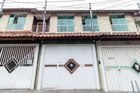 Casa à venda com 156m², 3 quartos e 4 vagas Casa à venda com 156m², 3 quartos e 4 vagasFachada