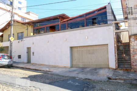Casa à venda com 540m², 4 quartos e 5 vagasFachada