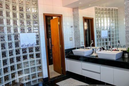 Casa à venda com 540m², 4 quartos e 5 vagasBanheiro da Suíte