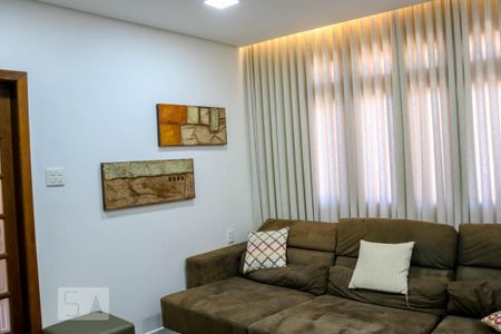 Casa à venda com 540m², 4 quartos e 5 vagasSala de TV