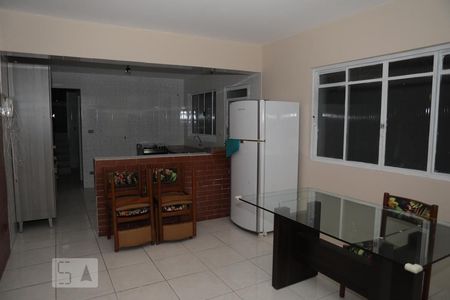 Casa à venda com 200m², 3 quartos e 2 vagasAndar Inferior - sala de estar