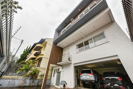 Casa à venda com 346m², 3 quartos e 2 vagas Casa à venda com 346m², 3 quartos e 2 vagasFachada