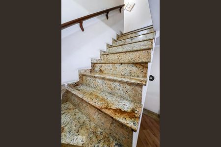 Casa à venda com 250m², 2 quartos e 3 vagasEscada