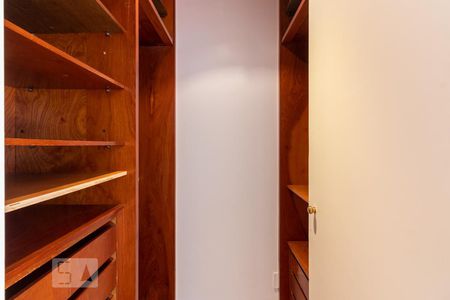 Apartamento para alugar com 211m², 3 quartos e 4 vagas Apartamento para alugar com 211m², 3 quartos e 4 vagasCloset Suite 1