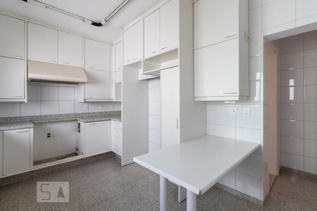Apartamento para alugar com 211m², 3 quartos e 4 vagas Apartamento para alugar com 211m², 3 quartos e 4 vagasCozinha