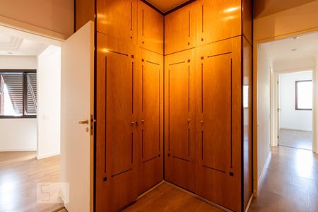 Apartamento para alugar com 211m², 3 quartos e 4 vagas Apartamento para alugar com 211m², 3 quartos e 4 vagasHall Quartos