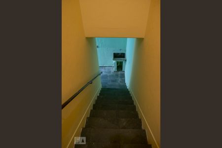Casa para alugar com 80m², 2 quartos e 1 vaga Casa para alugar com 80m², 2 quartos e 1 vagaHALL ESCADAS ENTRADA