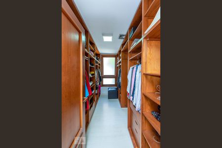 Apartamento à venda com 463m², 3 quartos e 4 vagas Apartamento à venda com 463m², 3 quartos e 4 vagasCloset