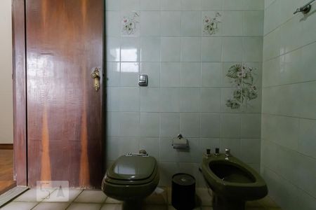 Casa à venda com 500m², 4 quartos e 6 vagasBanheiro da Suíte 2