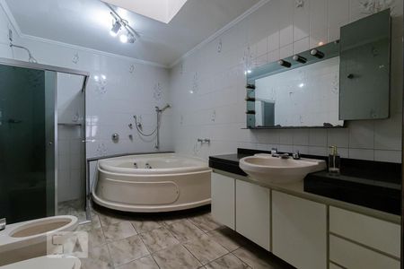 Casa à venda com 500m², 4 quartos e 6 vagasBanheiro da Suíte 1