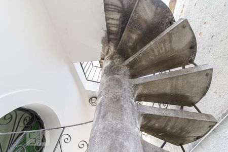 Casa à venda com 500m², 4 quartos e 6 vagasEscada do Sotão