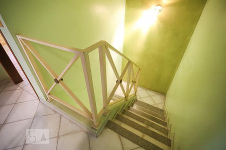 Escada de casa de condomínio para alugar com 2 quartos, 83m² em Parque Sao Domingos, São Paulo