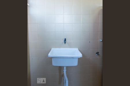 Banheiro de kitnet/studio para alugar com 1 quarto, 14m² em Vila Trujillo, Sorocaba