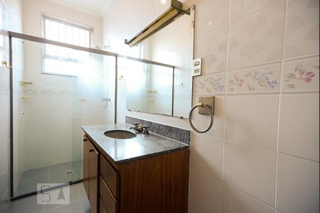 Casa à venda com 210m², 3 quartos e 2 vagasBanheiro da suite