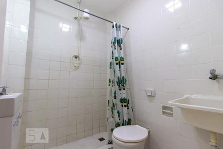 Banheiro de kitnet/studio para alugar com 1 quarto, 30m² em Centro, Rio de Janeiro