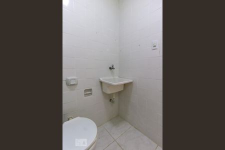 Banheiro de kitnet/studio para alugar com 1 quarto, 30m² em Centro, Rio de Janeiro