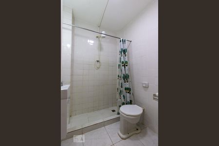 Banheiro de kitnet/studio para alugar com 1 quarto, 30m² em Centro, Rio de Janeiro