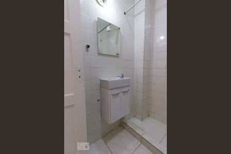 Banheiro de kitnet/studio para alugar com 1 quarto, 30m² em Centro, Rio de Janeiro