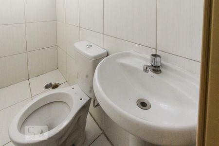 Banheiro de casa para alugar com 1 quarto, 30m² em Parque Tomas Saraiva, São Paulo