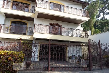 Casa para alugar com 570m², 6 quartos e 6 vagas Casa para alugar com 570m², 6 quartos e 6 vagasFachada