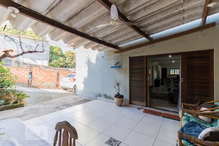 Casa à venda com 80m², 2 quartos e 5 vagas Casa à venda com 80m², 2 quartos e 5 vagasQuintal