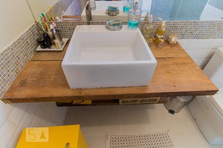 Casa à venda com 80m², 2 quartos e 5 vagas Casa à venda com 80m², 2 quartos e 5 vagasDetalhe banheiro