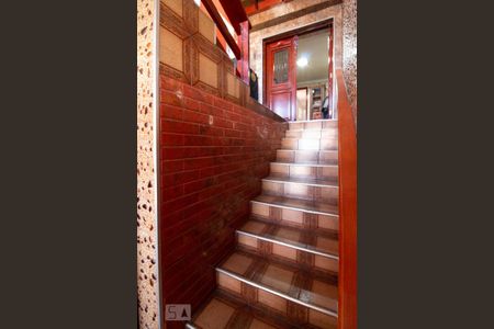 Casa à venda com 290m², 4 quartos e 2 vagasEscada de Acesso