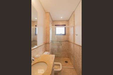 Apartamento para alugar com 215m², 4 quartos e 4 vagas Apartamento para alugar com 215m², 4 quartos e 4 vagasBanheiro da Suíte 1