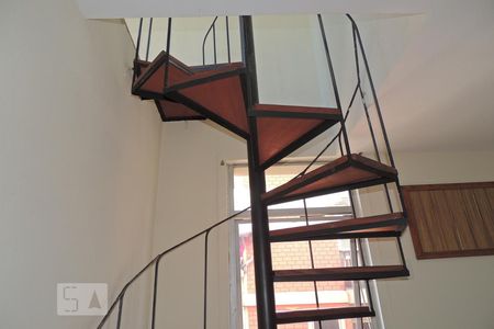 Escada de apartamento para alugar com 3 quartos, 98m² em Tanque, Rio de Janeiro