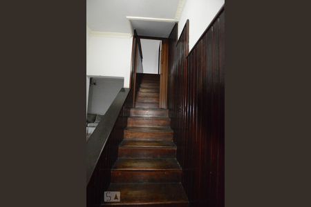 Escada para sala de estar e  quartos 2º andar de casa à venda com 5 quartos, 800m² em Braz de Pina, Rio de Janeiro