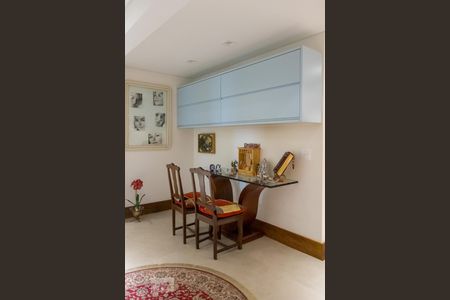 Apartamento à venda com 325m², 3 quartos e 4 vagas Apartamento à venda com 325m², 3 quartos e 4 vagasEscritório