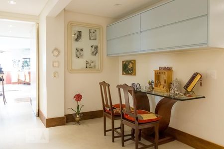 Apartamento à venda com 325m², 3 quartos e 4 vagas Apartamento à venda com 325m², 3 quartos e 4 vagasEscritório