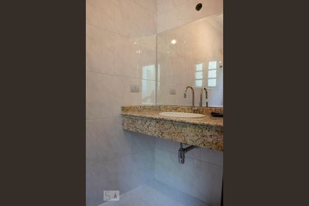 LAVABO de casa à venda com 4 quartos, 330m² em Vila Romero, São Paulo