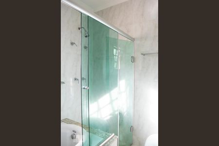 Casa à venda com 330m², 4 quartos e 6 vagasBANHEIRO SUITE 1