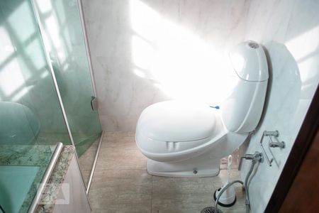 Casa à venda com 330m², 4 quartos e 6 vagasBANHEIRO SUITE 1