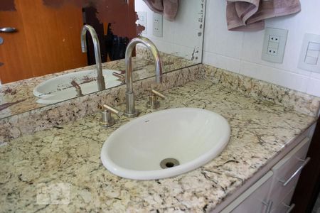 Casa à venda com 330m², 4 quartos e 6 vagasBANHEIRO SUITE 2