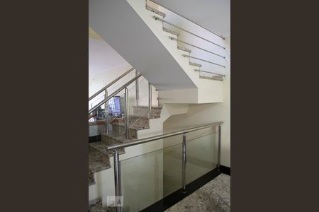 SALA de casa à venda com 4 quartos, 330m² em Vila Romero, São Paulo