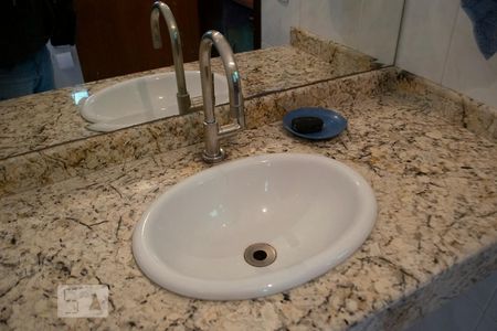 LAVABO de casa à venda com 4 quartos, 330m² em Vila Romero, São Paulo