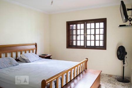 Casa à venda com 330m², 4 quartos e 6 vagasQUARTO 1 SUITE