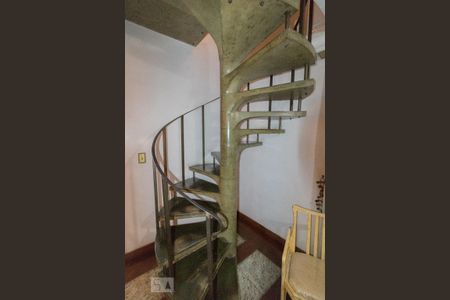 Casa à venda com 250m², 3 quartos e 2 vagasEscada