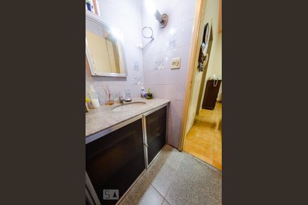 Casa à venda com 220m², 6 quartos e 8 vagas Casa à venda com 220m², 6 quartos e 8 vagasBanheiro social