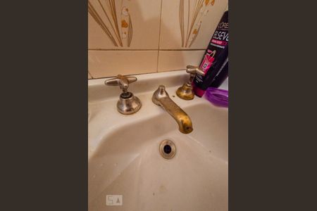 Casa à venda com 220m², 6 quartos e 8 vagas Casa à venda com 220m², 6 quartos e 8 vagasCasa de fundos 1