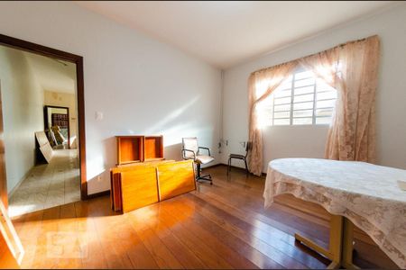 Casa à venda com 220m², 6 quartos e 8 vagas Casa à venda com 220m², 6 quartos e 8 vagasCasa de fundos 2